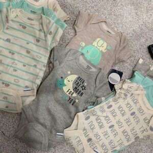NWT! 7 pack, short sleeve, Gerber onesies. Gender neutral.